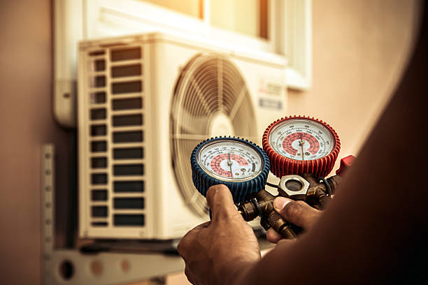 Professional Emergency Hvac technician working in Hartford, AL